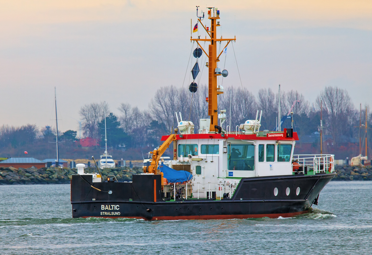 Vermessungsschiff  Baltic  vor Warnemünder Ostmole. - 15.01.2014
