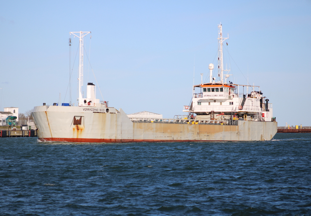 Verrazzano 1800 beim Einlaufen am 05.03.2023 in Warnemünde