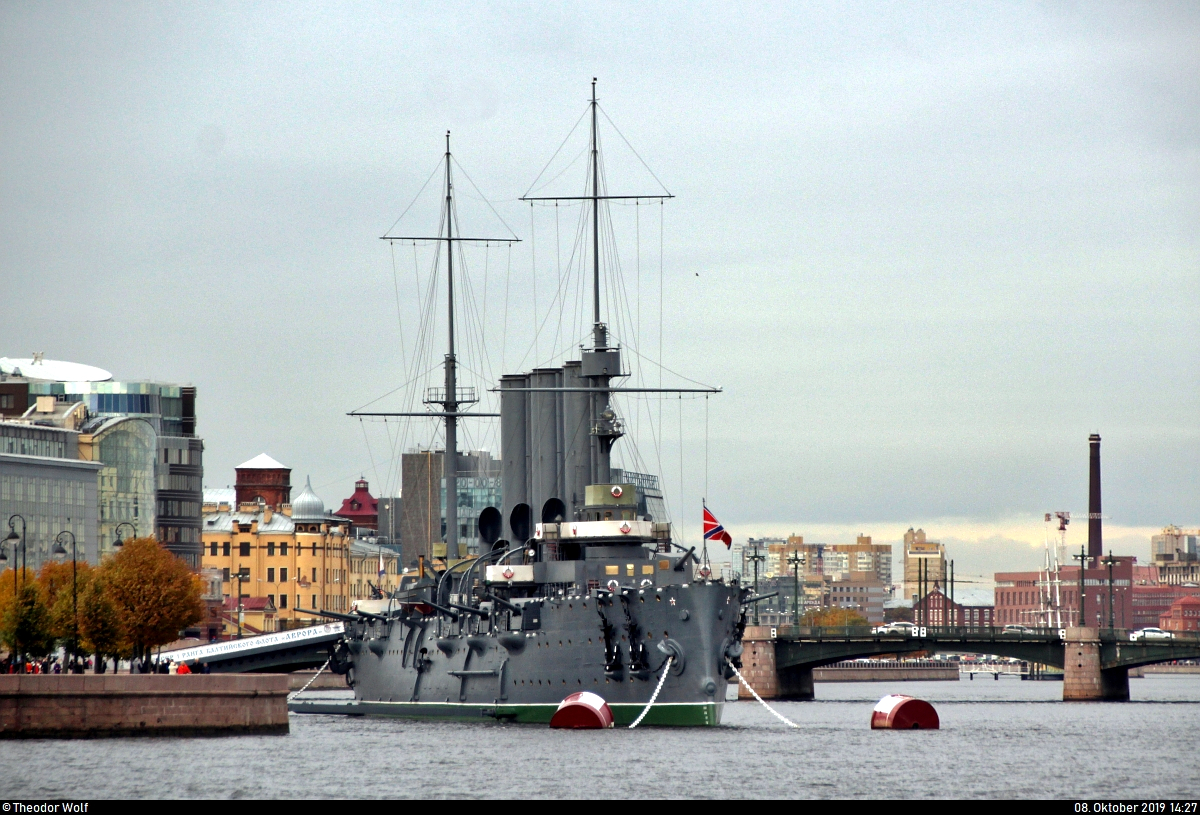 Verschiedene Ansichten des Panzerdeckkreuzers  Aurora , ein Kriegsschiff der ehemaligen Kaiserlich Russischen Marine und seit 1956 als Museumsschiff in Sankt Petersburg (RUS) stationiert. Hier ein Blick auf den vorderen Teil mit den beiden gut erkennbaren Masten. Am Abend des 25. Oktobers 1917 gab die Aurora mit einem Platzpatronenschuss aus der Bugkanone das Signal für den Sturm auf das Winterpalais – dieser Schuss gilt als Beginn der russischen Oktoberrevolution. [8.10.2019 | 14:27 Uhr]
