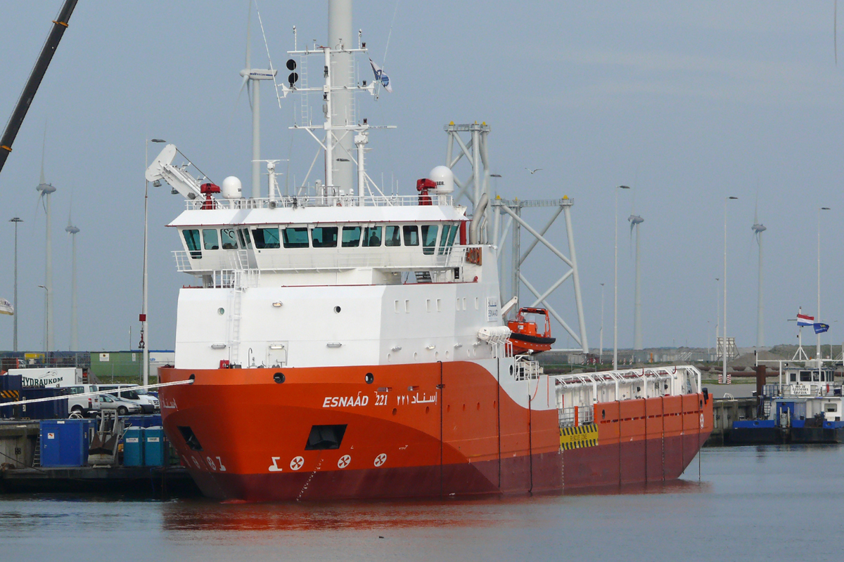 Versorgungsschiff  ESNAAD 221  in Eemshaven 29.5.2015