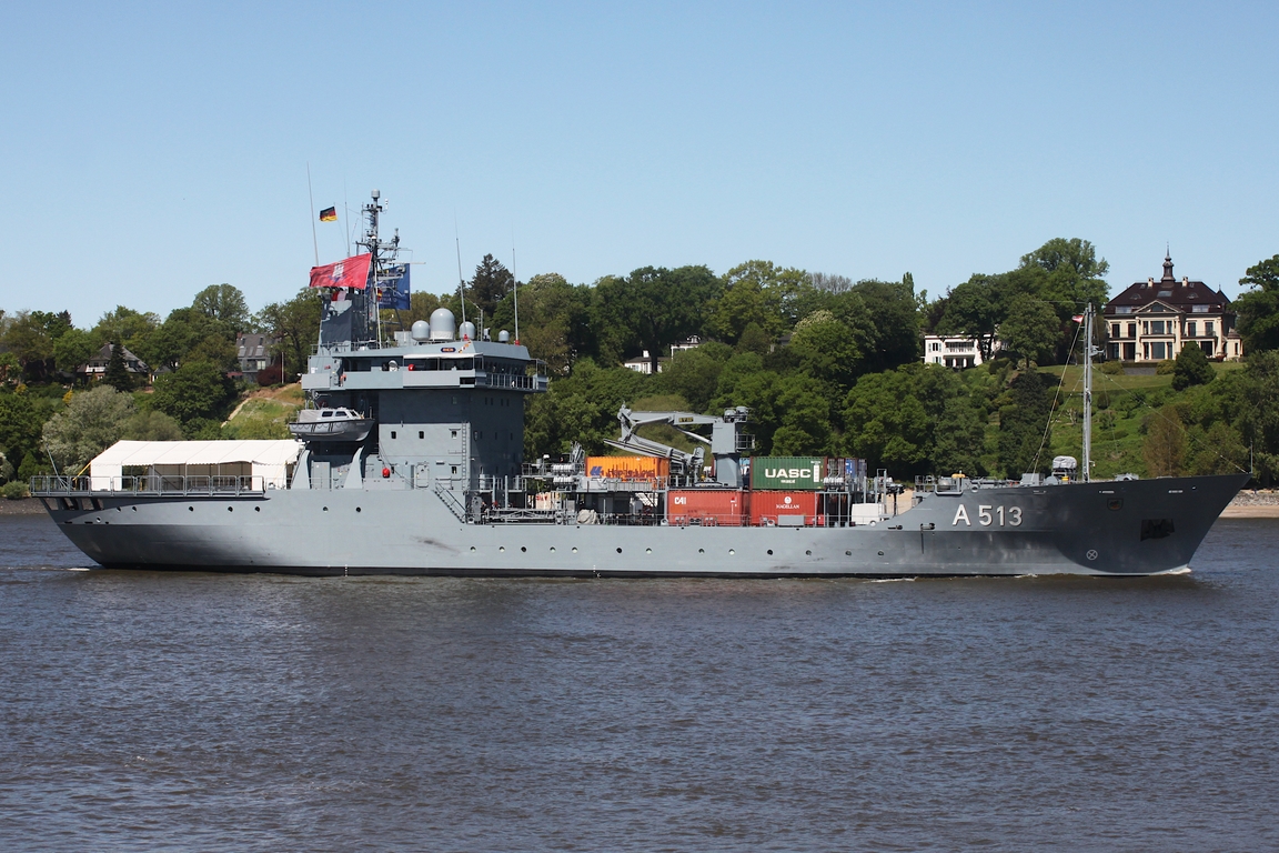 Versorgungsschiff RHEIN (A 513); Eigner/Betreiber: Bundeswehr (Marine); Datum: 08.05.2026; Aufnahmeort: Elbe/Hafen Hamburg, Deutschland. Das Bild entstand anl�sslich der Einlaufparade zum 837. Hafengeburtstag.