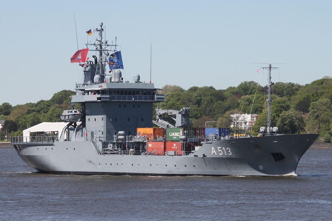 Versorgungsschiff RHEIN (A 513); Eigner/Betreiber: Bundeswehr (Marine); Datum: 08.05.2026; Aufnahmeort: Elbe/Hafen Hamburg, Deutschland. Das Bild entstand anl�sslich der Einlaufparade zum 837. Hafengeburtstag.