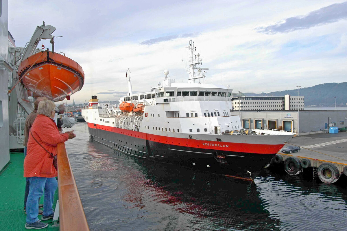 VESTERÅLEN (Passagier-/RoRo-Frachtschiff, Norwegen, IMO: 8019368) der Reederei Hurtigruten, südgehend (Trondheim, 23.08.2006, fotografiert von Bord der KONG HARALD).