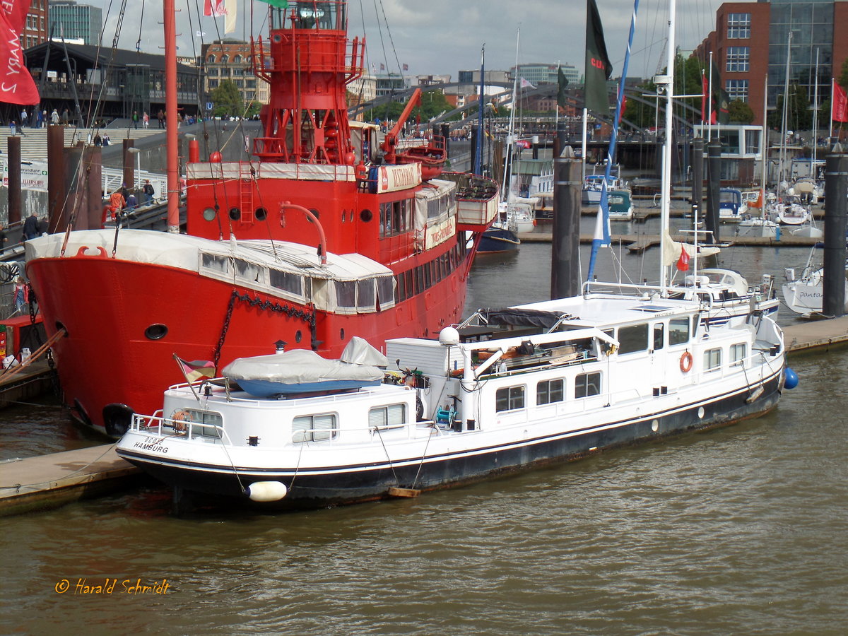 VICTOR am 21.8.2017, Hamburg, Elbe, Sportboothafen / 
Wohnschiff / Lüa 25 m, B 5 m / 1 Diesel, Scania, 191 kW (260 PS) / Flagge: Deutschland, Heimathafen: Hamburg / 1928 gebaut als Frachtschiff / Umbau 1998, Refitting 2008-09 /
