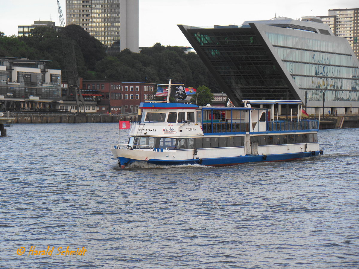 VICTORIA (ENI 04027920) am 5.8.2016, Hamburg, Elbe Höhe Dockland /  

Ex-Name: Herzog Friedrich (1901-1938)
Binnenfahrgastschiff / Lüa 38,98 m, B 5,86 m, Tg 1,7 m / gebaut 1901 bei Schiffswerft und Maschinenfabrik Janssen & Schmilinsky, Hamburg-Steinwärder /  Eigner: Elbe-Erlebnistörns GmbH, Hamburg / Flagge: Deutschland, Heimathafen: Hamburg / 
