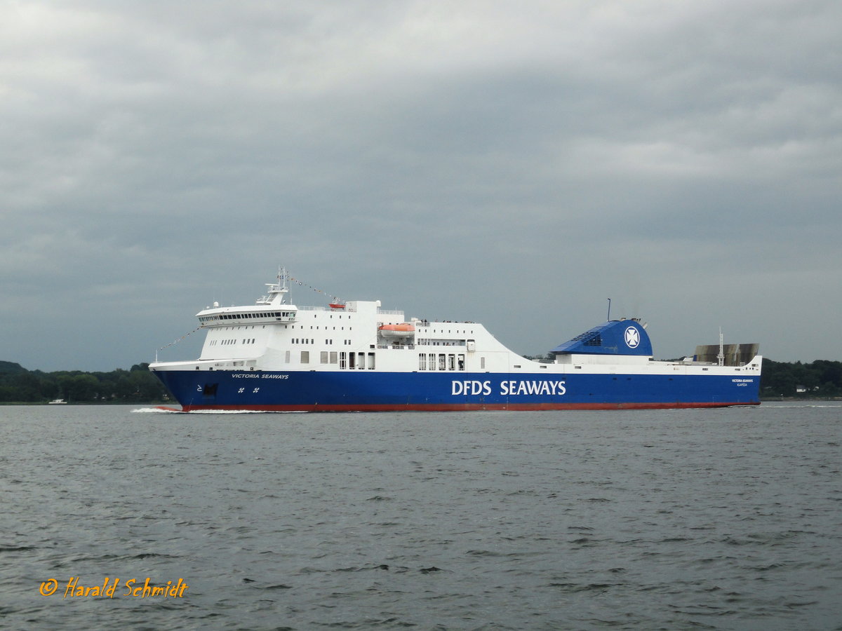 VICTORIA SEAWAYS (IMO 9350721) am 23.6.2013, Kieler Förde /
Ex-Namen: Forza (->03.2009), LISCO MAXIMA (->03.2012)
Ro-Ro Pax-Fähre / GT 24.950 / Lüa 199,14 m, B 26,6 m, Tg 6,4 m / 2 Diesel, Wärtsilä 12V46 dieslar, 24.000 kW (32.640 PS), 24 kn / 600 Pass., 268 Betten, 600 Autos, 2.623 Lademeter / Eigner+Manager: DFDS Seaways Litauen, Klaipeda, Flagge: Litauen, Heimathafen: Klaipeda /gebaut 04.2009 bei Nuovi Cantieri Apunien, Marina di Carrara /

