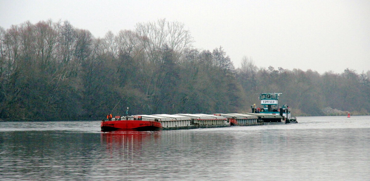 Vier beladene je 32,5m lange Leichter schob das Schubboot  EDWALD  (05602420 , 14,70 x 8,16m) am 07.12.2021 auf der  HAVEL  zu Tal , hier kurz vor der Schleuse Brandenburg.