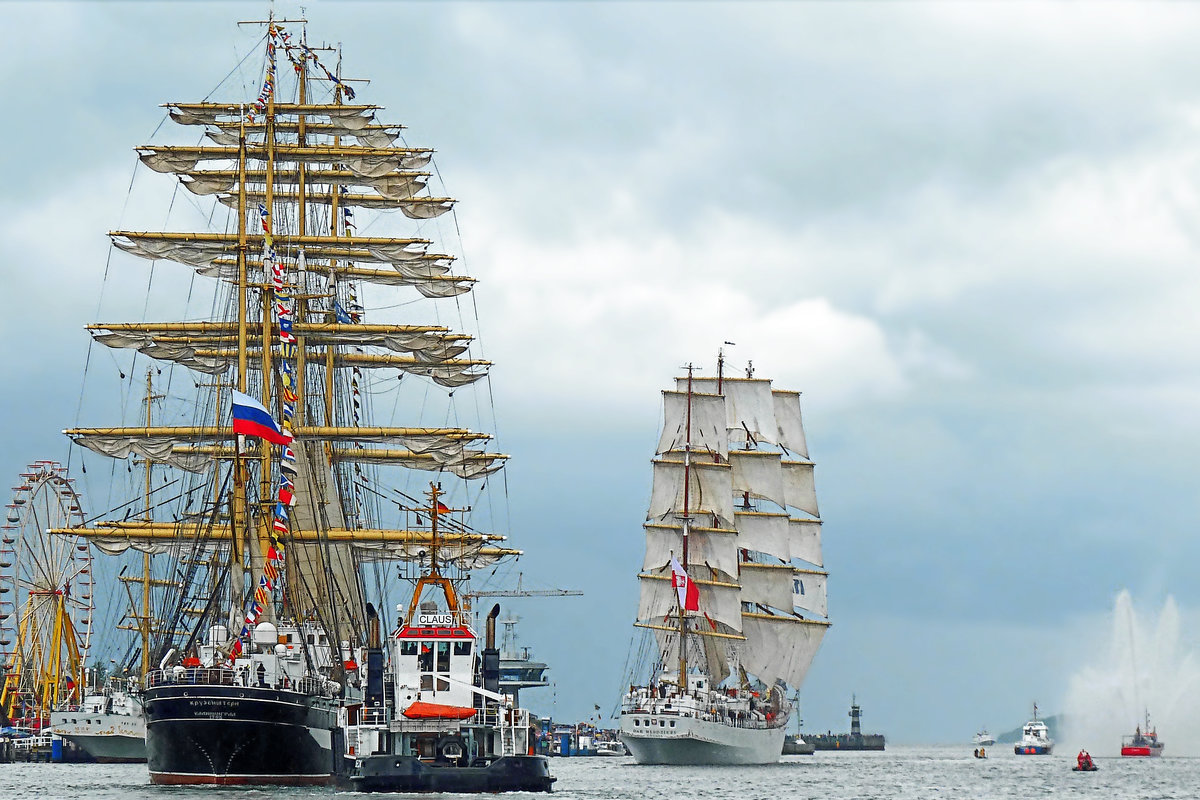 Viermastbark KRUZENSHTERN und polnischer Großsegler DAR MLODZIEZY auslaufend Lübeck-Travemünde. Aufnahme vom 15.05.2011