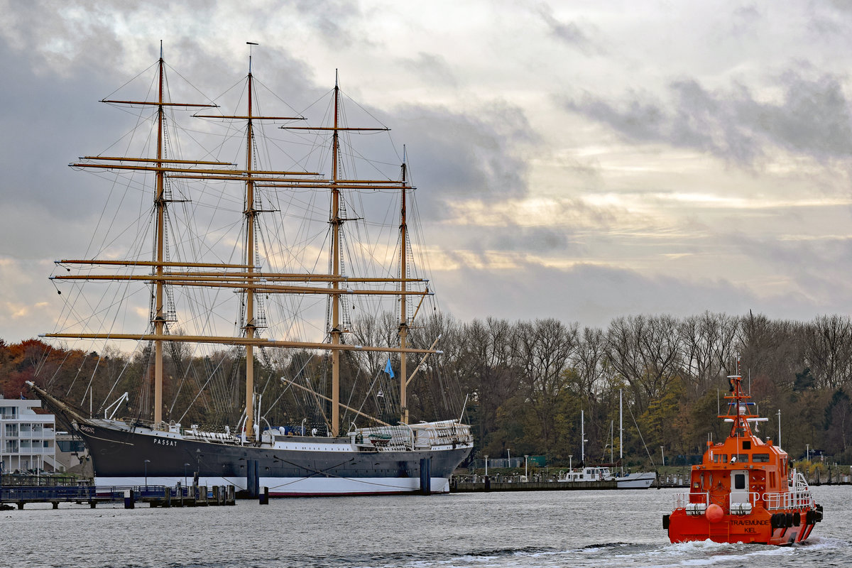 Viermastbark PASSAT am 12.11.2017 in Lübeck-Travemünde. Rechts im Bild das Lotsenversetzboot TRAVEMÜNDE