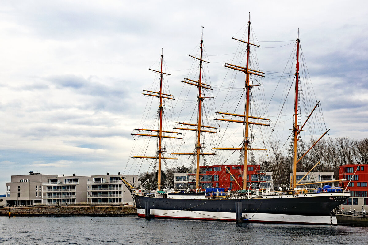 Viermastbark PASSAT am 20.12.2022 im Hafen von Lübeck-Travemünde