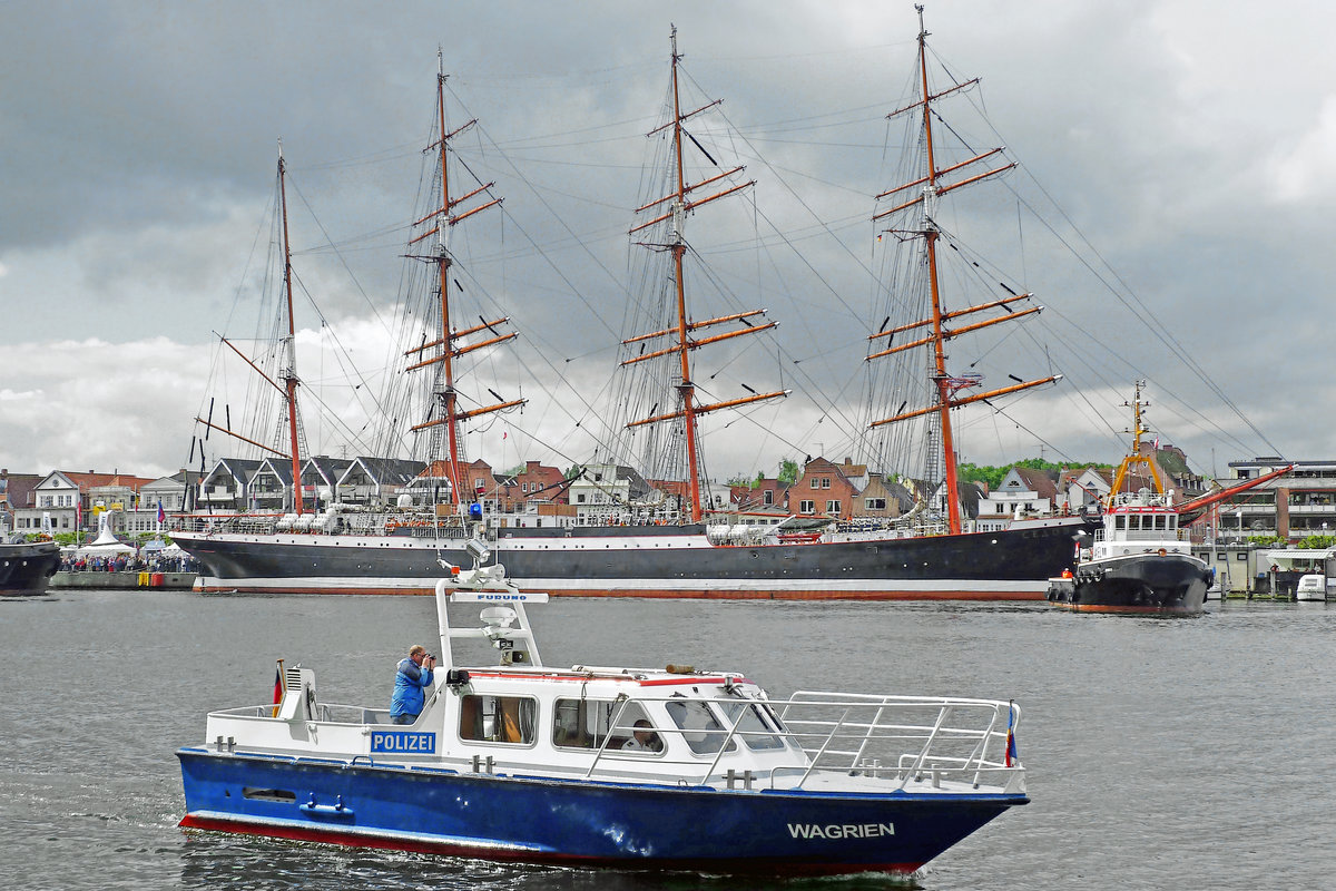 Viermastbark SEDOV im Hafen von Lübeck-Travemünde. Im Vordergrund das Polizeiboot WAGRIEN. Aufnahme vom15.05.2011