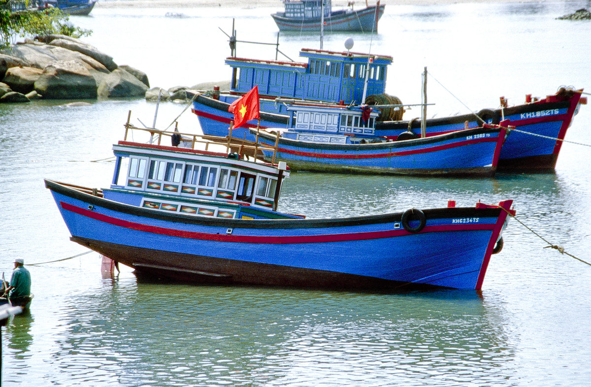 Vietnamesische Fischerboote (KH623TS + KH 2382TS + KH185TS) im Hafen von Nah Trang. Bild vom Dia. Aufnahme: Januar 2001.