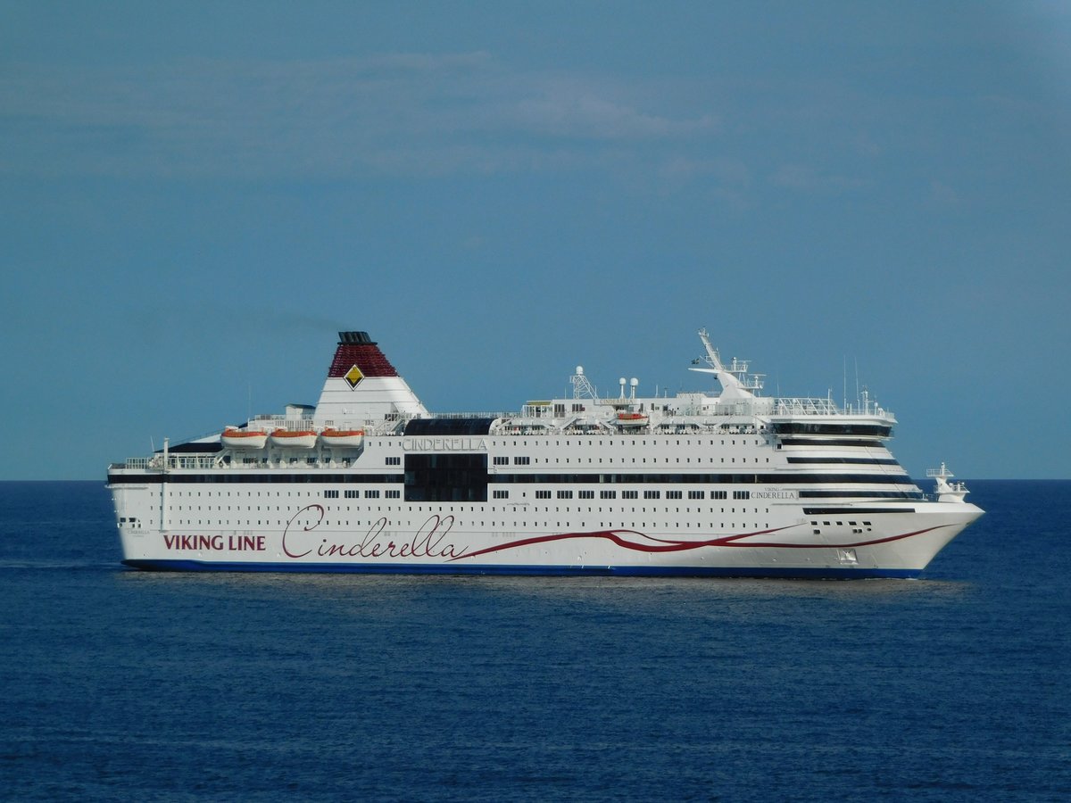 VIKING CINDERELLA, Viking Line, einlaufend Visby am 10.08.20, auch sie bietet diesen Sommer kurze Kreuzfahrten nach Visby an.