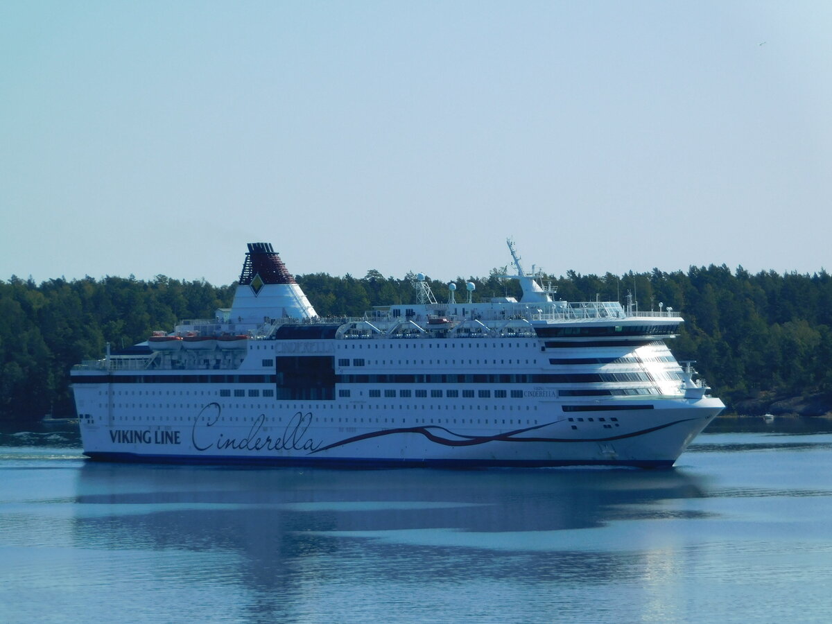 VIKING CINDERELLA, Viking Line, Stockholmer Schären am 25.07.21, gesehen von Bord der VIKING GRACE