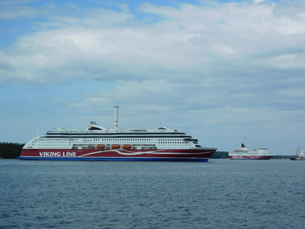 Viking Grace und Amorella von Viking Line legen synchron in Mariehamn an - 02.08.2019.