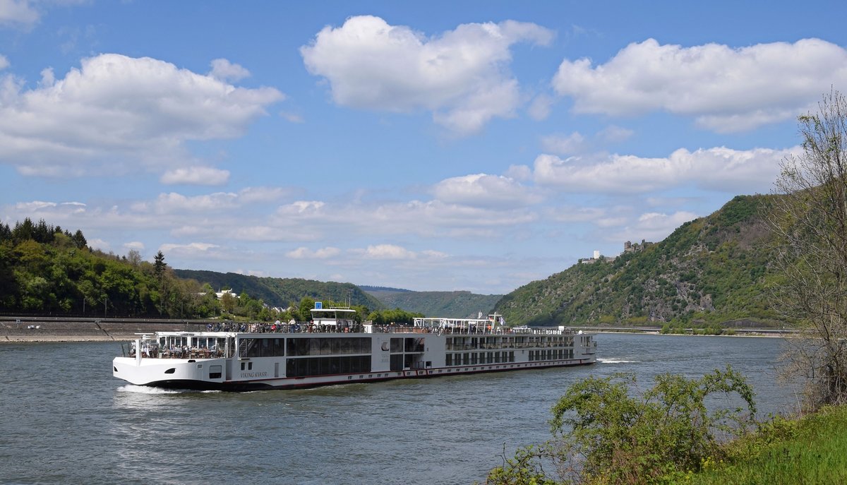 VIKING KVASIR (Kabinenfahrgastschiff, Schweiz, ENI: 07001991) rheinaufwärts (Kestert, 29.04.2017).