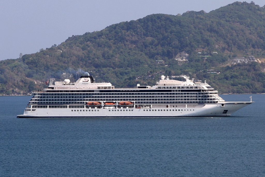  Viking Neptune  (Baujahr 2022 - Fincantieri / Ancona - Heimathafen Bergen, Norwegen) IMO 9845910 am 21.März 2024 in der Patong Bay.
