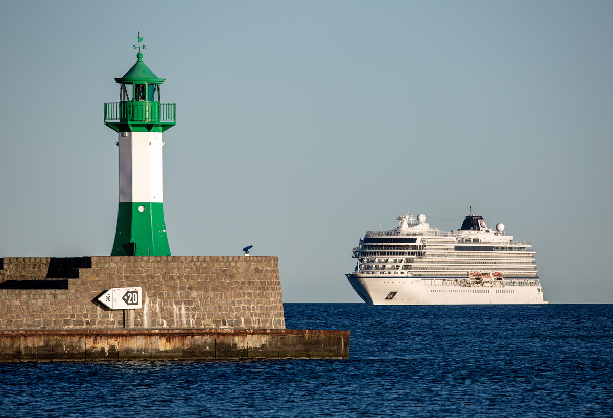 VIKING SKY (IMO 9650420) liegt z.Z. vor Sassnitz. - 03.04.2021