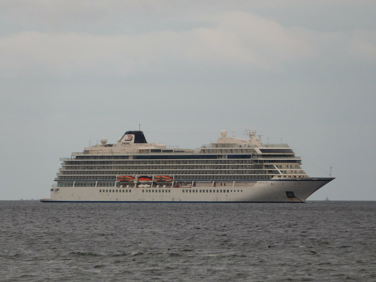 VIKING SKY von Viking Ocean Cruises, vor Sassnitz/Rügen am 08.04.2021