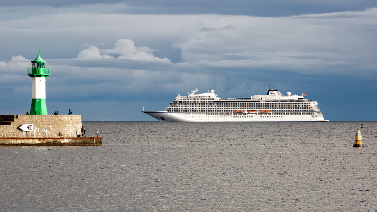 VIKING SUN (IMO 9725433) mit Sassnitzer Leuchtturm. - 13.10.2020