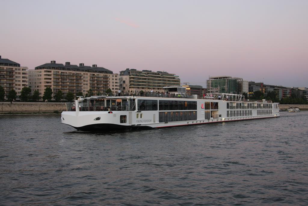 Viking Vilhjalm Hotelschiff stromaufwärts auf der Donau in Budapest am 19.06.2017.