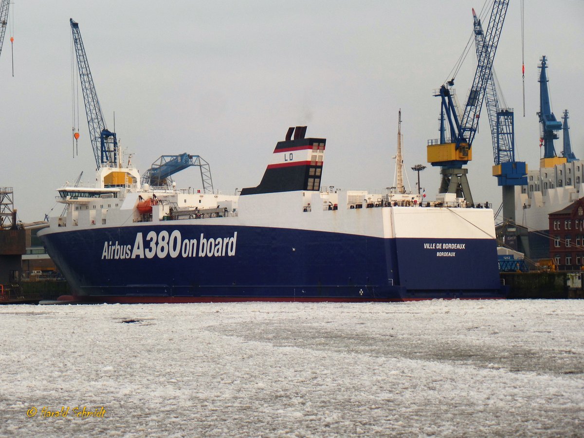 VILLE DE BORDEAUX (IMO 9270842) am 6.3.2018, Hamburg, Elbe, zur Reparatur bei Blohm+Voss /

Ro-Ro-Schiff / BRZ 21528 / Lüa 154,15 m, B 24,0 m, Tg 6,5 m / 2 MaK-Diesel, ges. 16.800 kW (22.842 PS), 2 Verstellprop., 21 kn / 2044 bei Jinling Shipyard, VR China / Heimathafen: Bordeaux, Flagge: Frankreich /
