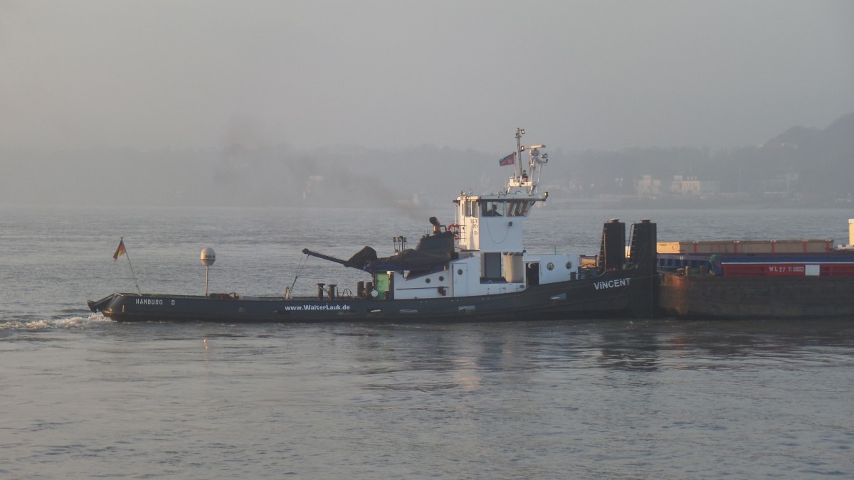 VINCENT (ENI 06002741) am 25.11.2014, Hamburg, Köhlfleet /

ex Volharding 9, Docat 9, Beco I, Friso, Retro, Xephia, Rio-Tejo
Schubschlepper / Lüa 24,57 m, B 5,72 m, Tg 2,82 m / 1 Caterpillar, 838 kW (1140 PS) / 1956 in Holland / Eigner: Ewerführerei Walter Lauk, Hamburg /
