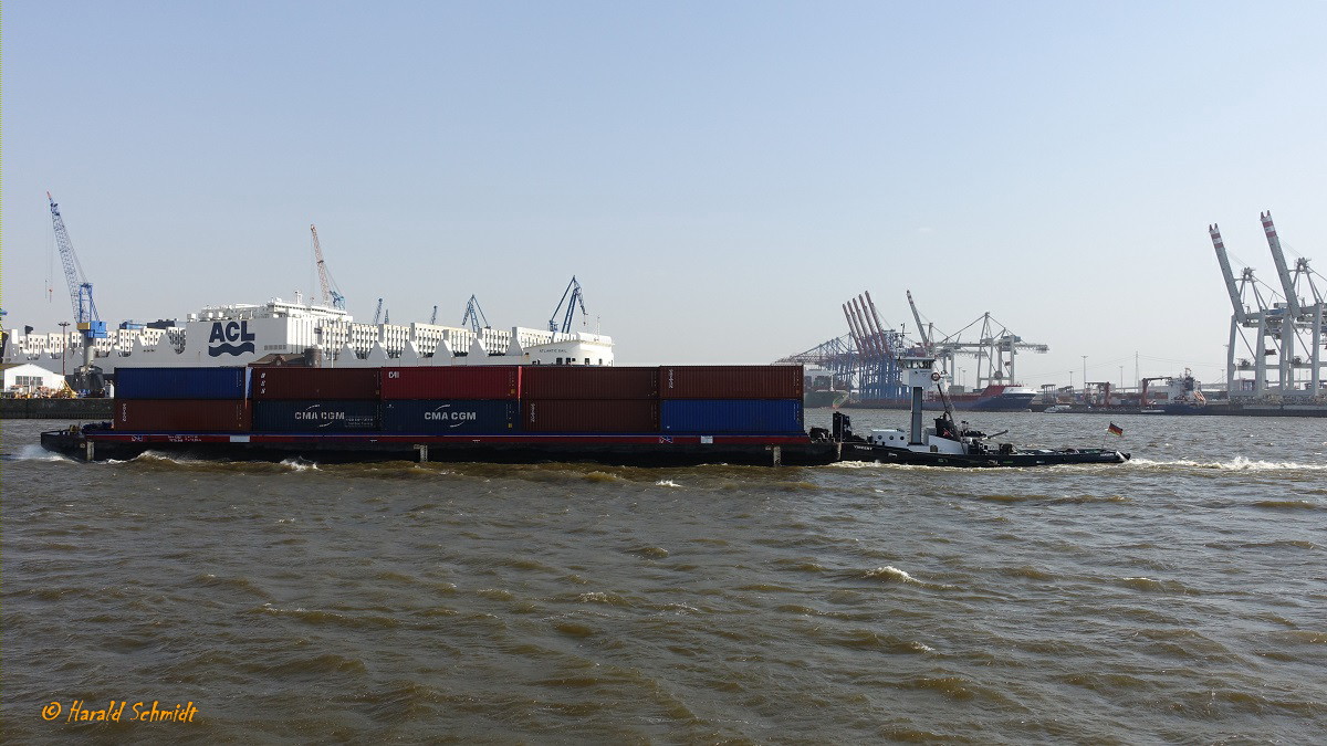 VINCENT (ENI 06002741), mit voll ausgefahrenem Steuerhaus, Schubverband mit einer Containerbarge am 23.4.2019, der Schiffsführer kann gerade noch über die Container hinwegsehen, Hamburg, Elbe Höhe Altona /  

Ex-Namen:  Volharding 9, Docat 9, Beco I, Friso, Retro, Xephia, Rio-Tejo

Schubschlepper / Lüa 24,57 m, B 5,72 m, Tg 2,82 m / 1 Caterpillar, 838 kW (1140 PS) / 1956 in Holland / Eigner: Ewerführerei Walter Lauk, Hamburg /
