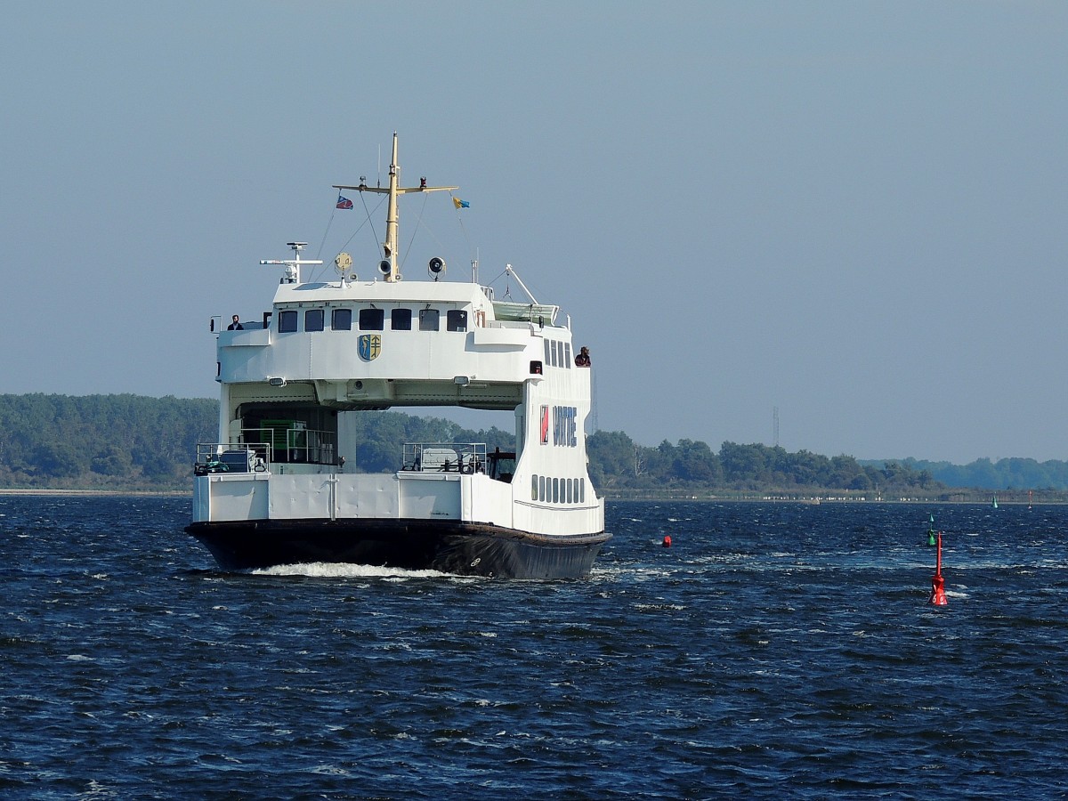 VITTE(L=32,14; B=10mtr.; 2x368kn; 480Pers; Bj.1968)steuert in den gleichnamigen Hafen der Insel Hiddensee; 140917