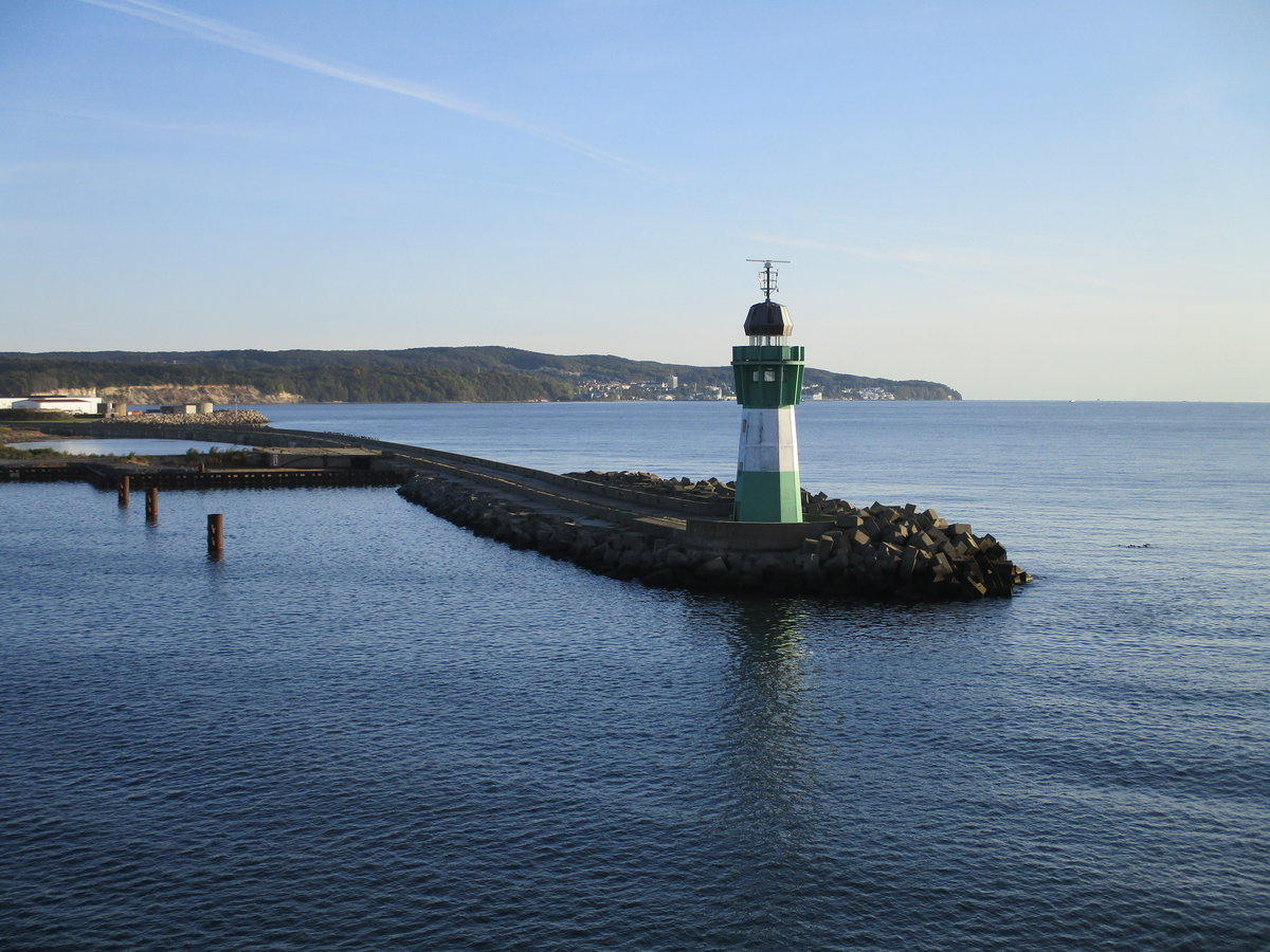 Vom Bord der neuen Schwedenfähre  SKANE JET  fotografierte ich das Leuchtfeuer vom Fährhafen Sassnitz-Mukran am 18.September 2020.Im Hintergrund ist die Stadt Sassnitz zusehen.