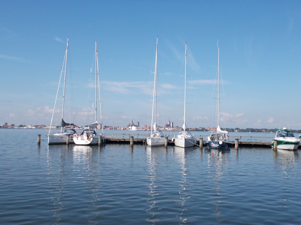 Vom Hafen in Altefähr aus,hat man einen wunderbaren Blick nach Stralsund und der Rügenbrücke.Aufnahme vom 06.Juli 2014.