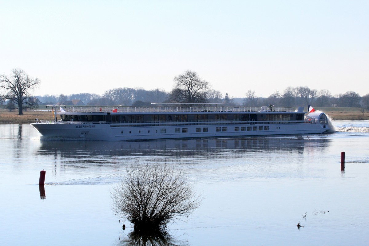 Vom Hf.Wittenberge kommend fuhr das KFGS Elbe Princesse (01840744 , 95,37 x 10,50m) am 17.03.2016 bei Elbe-km 439 Richtung Tangermünde - also zu Berg.