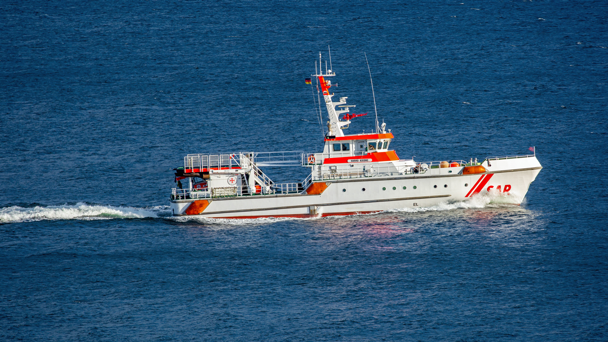 Vom Seenotrettungskreuzer HARRO KOEBKE (IMO  9606625) das Wissower Ufer mit einem Fernglas beobachtet. - 16.10.2021