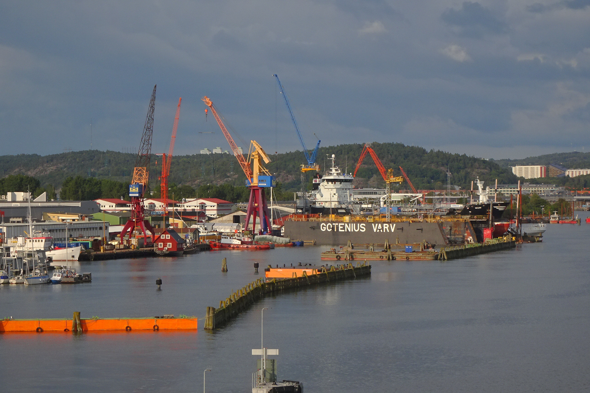 Von der 2021 eröffneten Hisingenbron in Göteborg hat man einen wunderbaren Blick auf den Fjord von Göteborg. Hier ist die Gotenius Werft zu sehen, in einem der zwei Schwimmdocks ist ein unbekannt gebliebenes Schiff eingedockt.
Göteborg, 30. August 2023