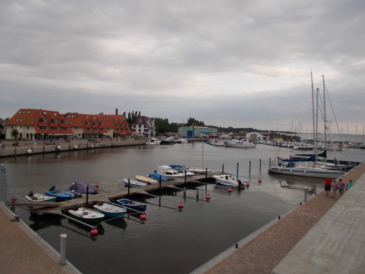 Von der begehbaren Kreidebrücke hat man einen schönen Blick auf den Wieker Hafen.Aufnahme vom 10.August 2014.