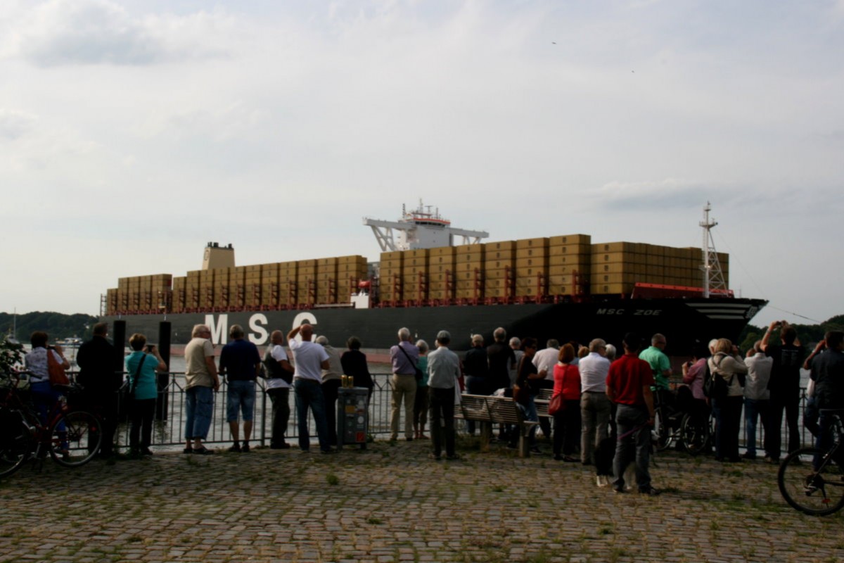 Von Cuxhafen bis Hamburg waren die Ufer und Deiche heute voll mit Schaulustigen. Denn die M/S  MSC Zoe  kam heute auf Jungfernfahrt nach Hamburg, wo sie morgen getauft wird. Zufällig entdeckte ich das Schiff und den Andrang von Neugierigen auf den Deichen bei Lühesand. Ich nahm die Verfolgung auf und erwischte das Schiff in Finkenwerder, wo es bereits wie ein Kreuzfahrtschiff begrüsst und begleitet wurde. Hamburg; 01.08.2015