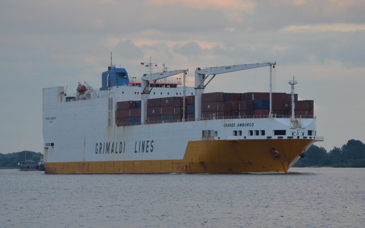 Von Grimaldi Lines  ,,GRANDE AMBURGO`` ein RoRo / ConRo-Schiff, IMO: 9246607, Heimathafen Palermo verlsst Hamburg am 05.06.2014. Baujahr: 2003, Ladung: 2500 Fahrzeuge und 1321 TEU. L; 214m, B; 32,25m, T; 9,72m, Geschwindigkeit: 19,6kn.