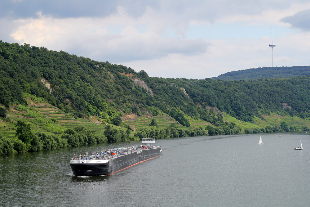 Von der Gülser Brücke in Koblenz konnte ich diesen Schubverband fotografieren, der auf den Namen  Lynn  getauft wurde.
Aufnahmedatum: 15.07.2016