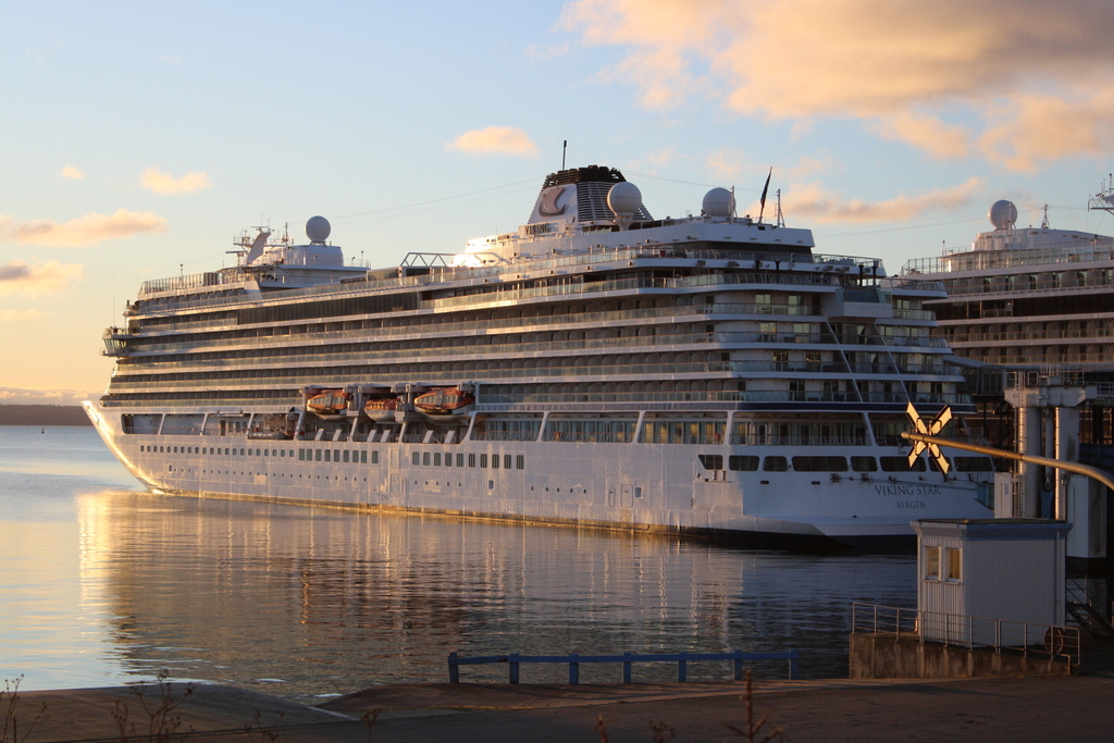 Von der Morgensonne angestrahlt lag die VIKING STAR am Morgen des 25.12.2020 im Fährhafen Sassnitz-Mukran