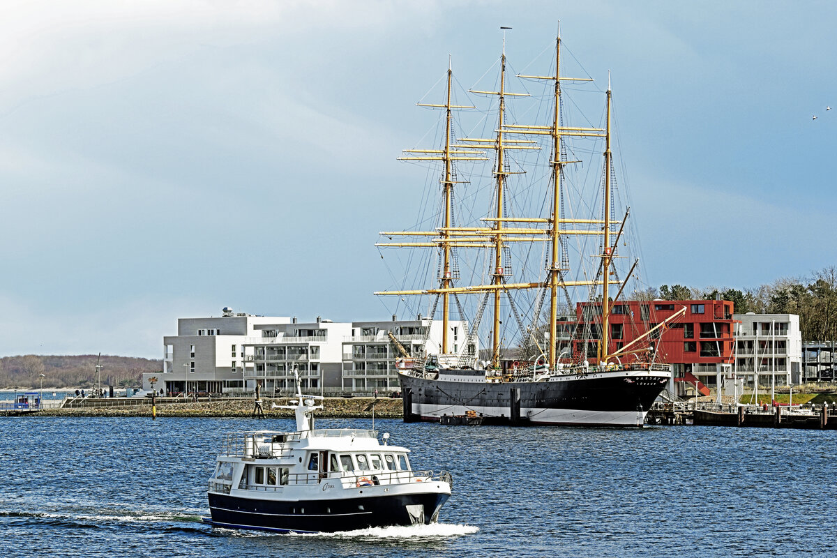 Von einer Seebestattung kehrt am 09.04.2022 das Motorboot CETARA zurück in den Hafen von Lübeck-Travemünde