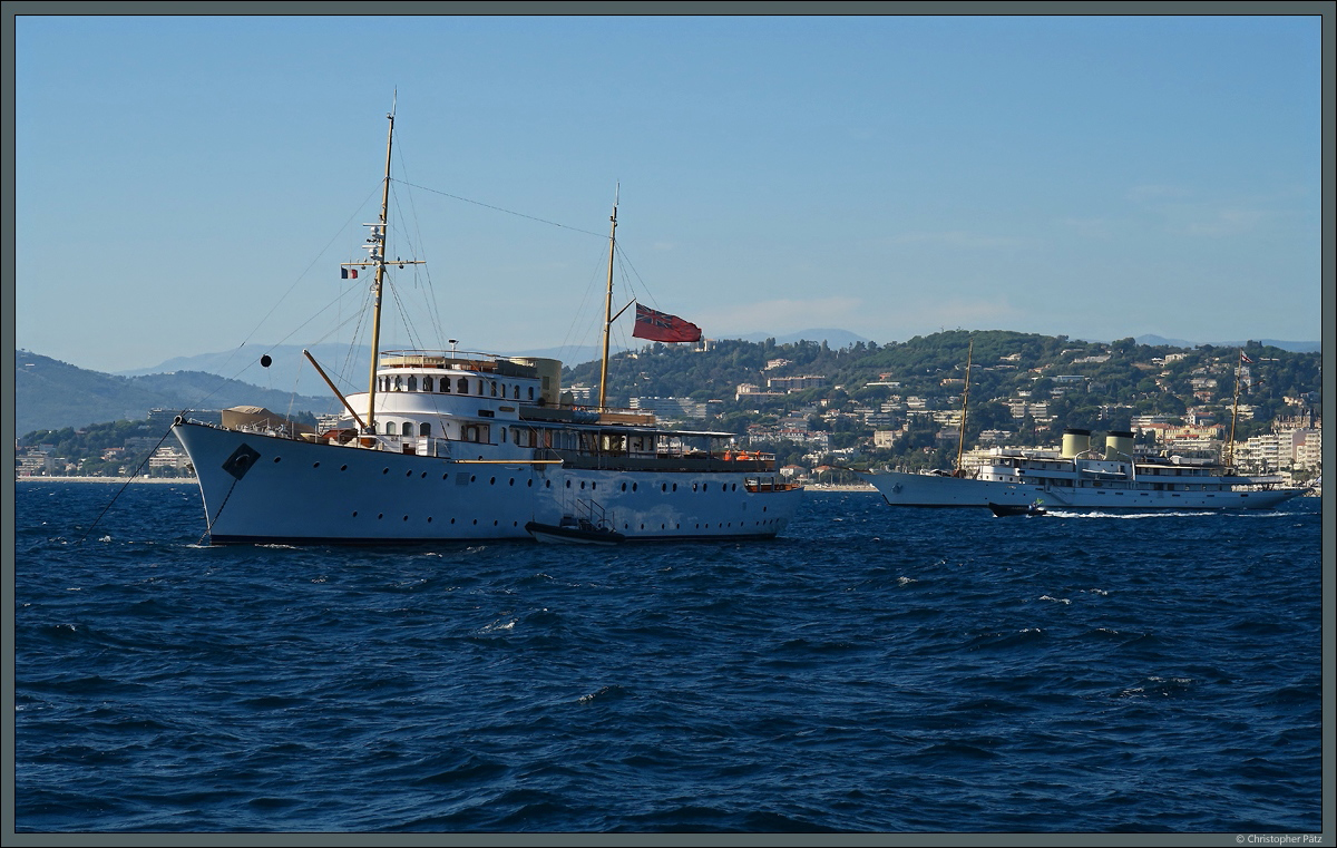 Vor Cannes liegen am 28.09.2018 zwei klassische Motoryachten aus den 1930er Jahren vor Anker: Links die 1938 gebaute  Shemara , welche 2014 restauriert wurde. Rechts die   Talitha G , welche 1930 als  Reveller  bei Krupp gebaut wurde. 