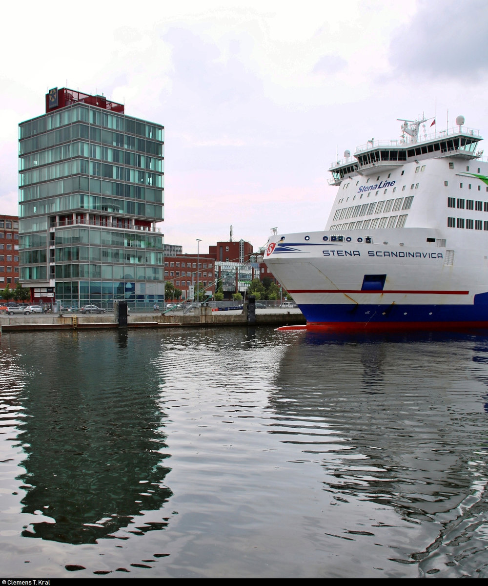 Vor dem Hafenhaus der Seehafen Kiel GmbH & Co. KG hat Stena Scandinavica der Stena Line AB festgemacht. Sie liegt im Schwedenkai in Kiel und wird später als Fähre nach Göteborg (S) aufbrechen.
Aufgenommen während einer Hafenrundfahrt.
[2.8.2019 | 12:40 Uhr]