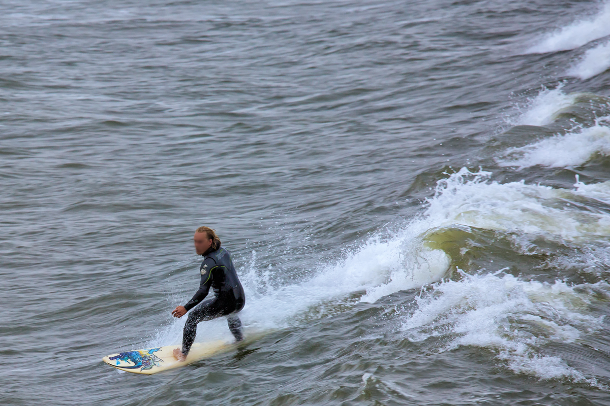 Vor dem Ostseebad Binz warteten 
zahlreiche Surfer auf die perfekte Welle, dieser hat sie erwischt. - 07.10.2015