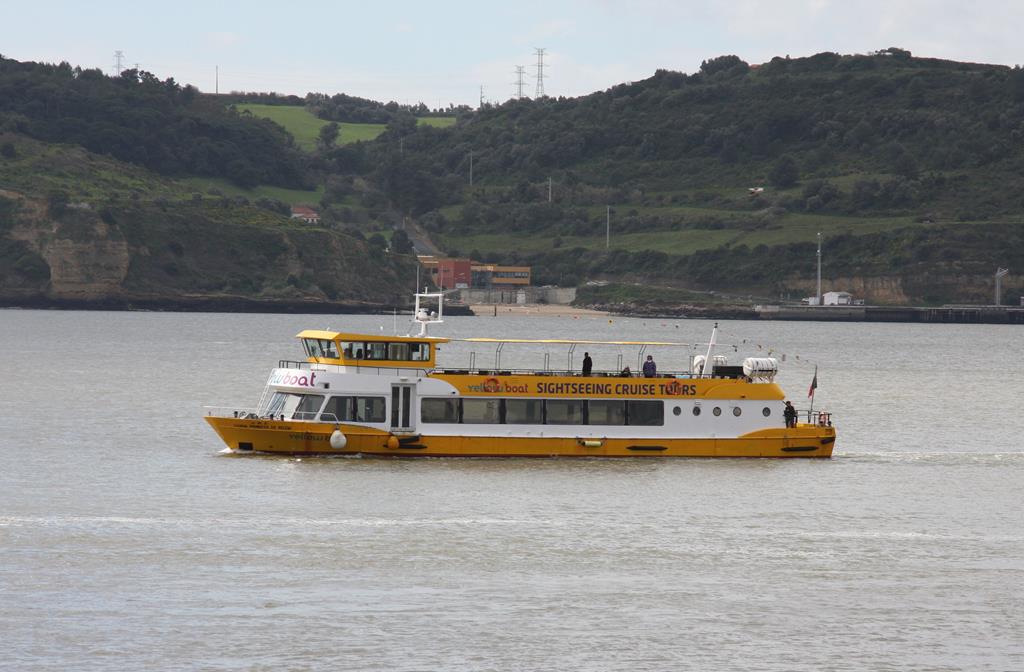 Vor dem Torre de Belem kreuzte am 20.3.2018 dieses Rundfahrtschiff namens Princesa de Belem auf dem Tejo in Lissabon.