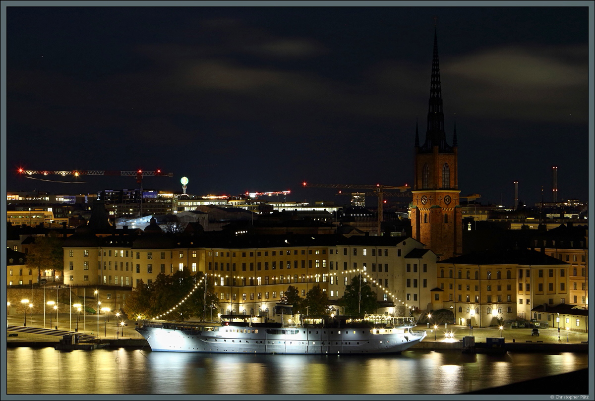Vor der Insel Riddarholmen im Stadtzentrum von Stockholm liegt die  Mälardrottningen . Die 1924 gebaute Schiff dient jetzt als Hotel- und Restaurantschiff. (28.09.2021)
