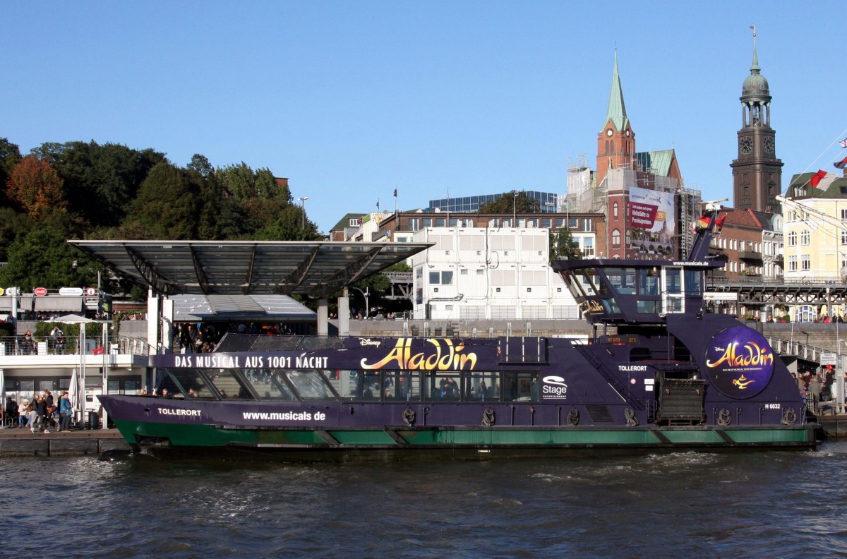 Vor der Kulisse des Hamburger Michel hat am 11.10.2015 das Passagierfährschiff  Tollerort  mit der Werbung für das Musical  Aladdin  in Hamburg angelegt.