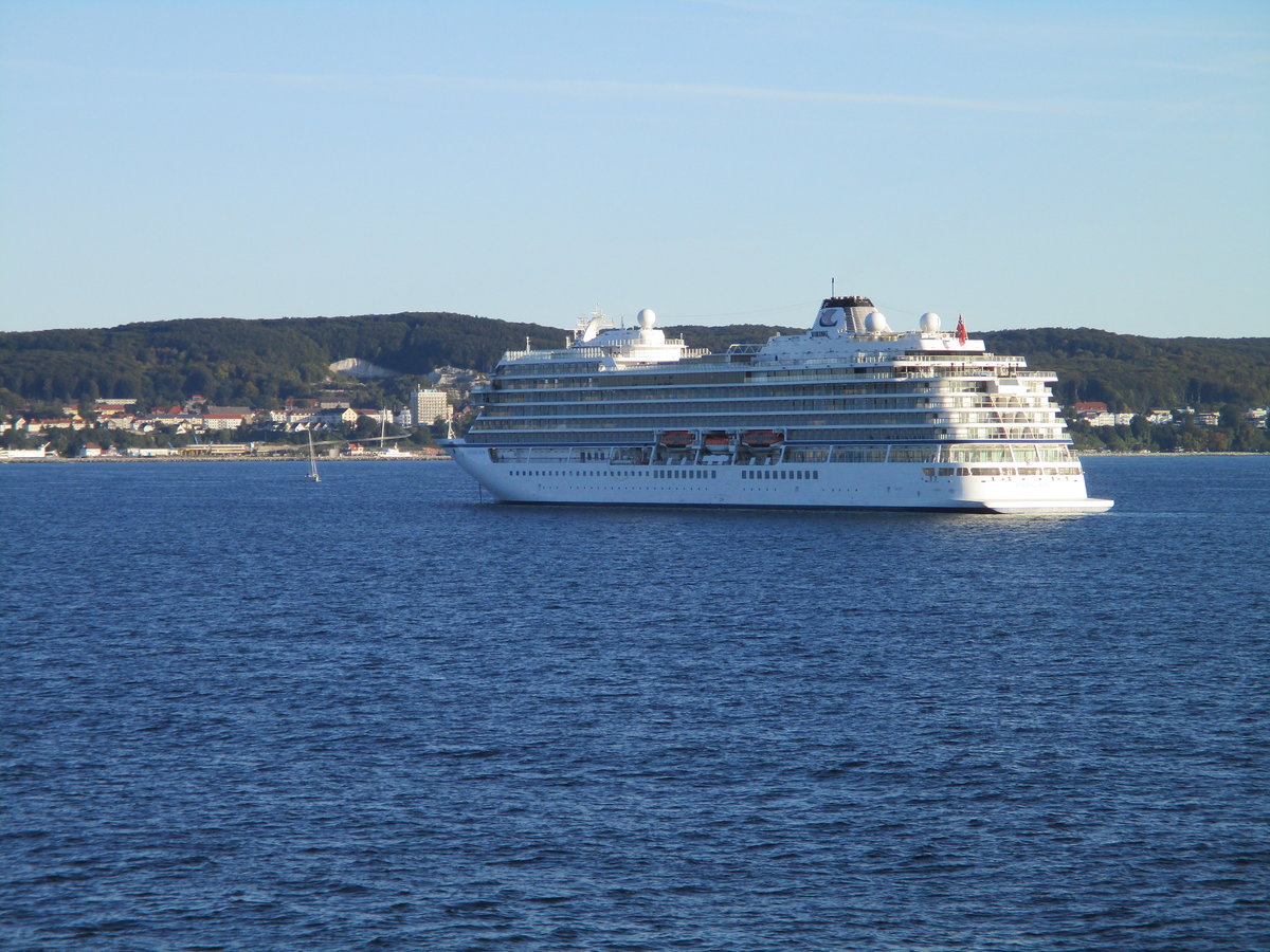 Vor der Kulisse von Sassnitz ankerte die  VIKING STAR .Aufgenommen vom Bord der  SKANE JET  am 18.September 2020.