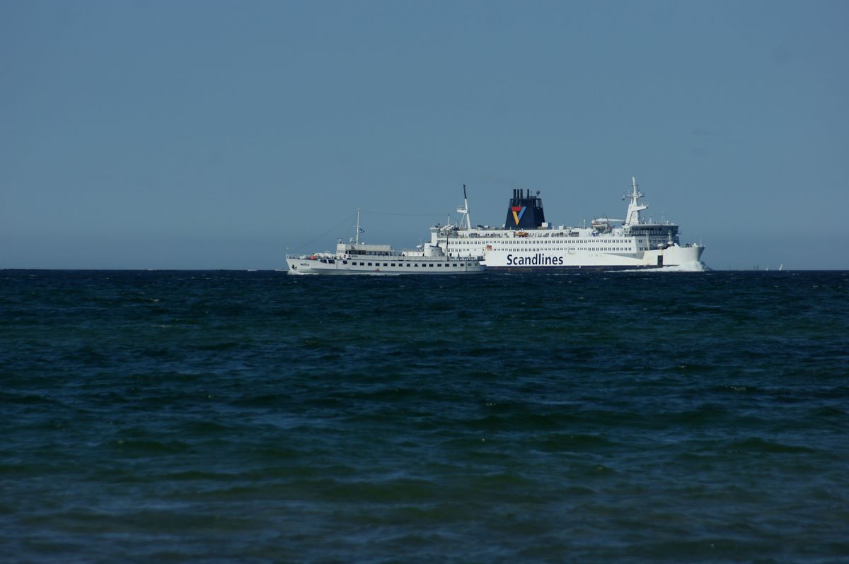 Vor Warnemünde begegnen sich am 05.05.2016 die Baltica auf dem Weg von Warnemünde nach Kühlungsborn und die Kronprins Frederik auf dem Weg von Gedser nach Rostock. Die Bugwelle der beiden Prinzen ist beliebt bei Surfern.