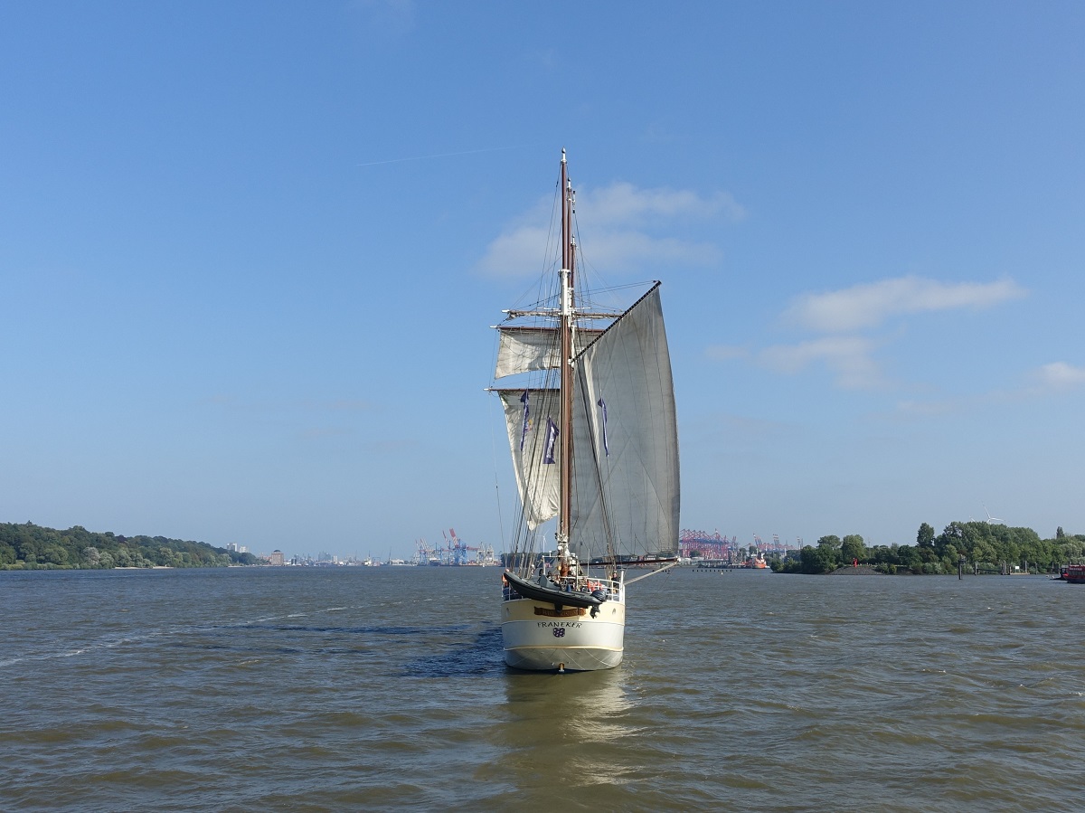 Vorbeifahrt der MARE FRISIUM (IMO 5344592) am 3.9.2021, ablaufend (Heckansicht) vor dem Wind segelnd, Hamburg einlaufend, Elbe Höhe Finkenwerder  /

Ex-Namen: Petronella, Sunbeam, Helmut
3-Mastmarstoppsegelschoner / BRZ 210 / Lüa 49,5 m, B 6,7 m, Tg 3,3 m / Segelfläche: 634 m², 9 kn / 1 Diesel, Scania, 264 kW, 359 PS, 7 kn  / 90 Tagesgäste, 36 Pass., 12 Kabinen / Eigner: Nord Event GmbH,  Flagge: Niederlande, Heimathafen: Franeker / gebaut 1916 als Logger, 
