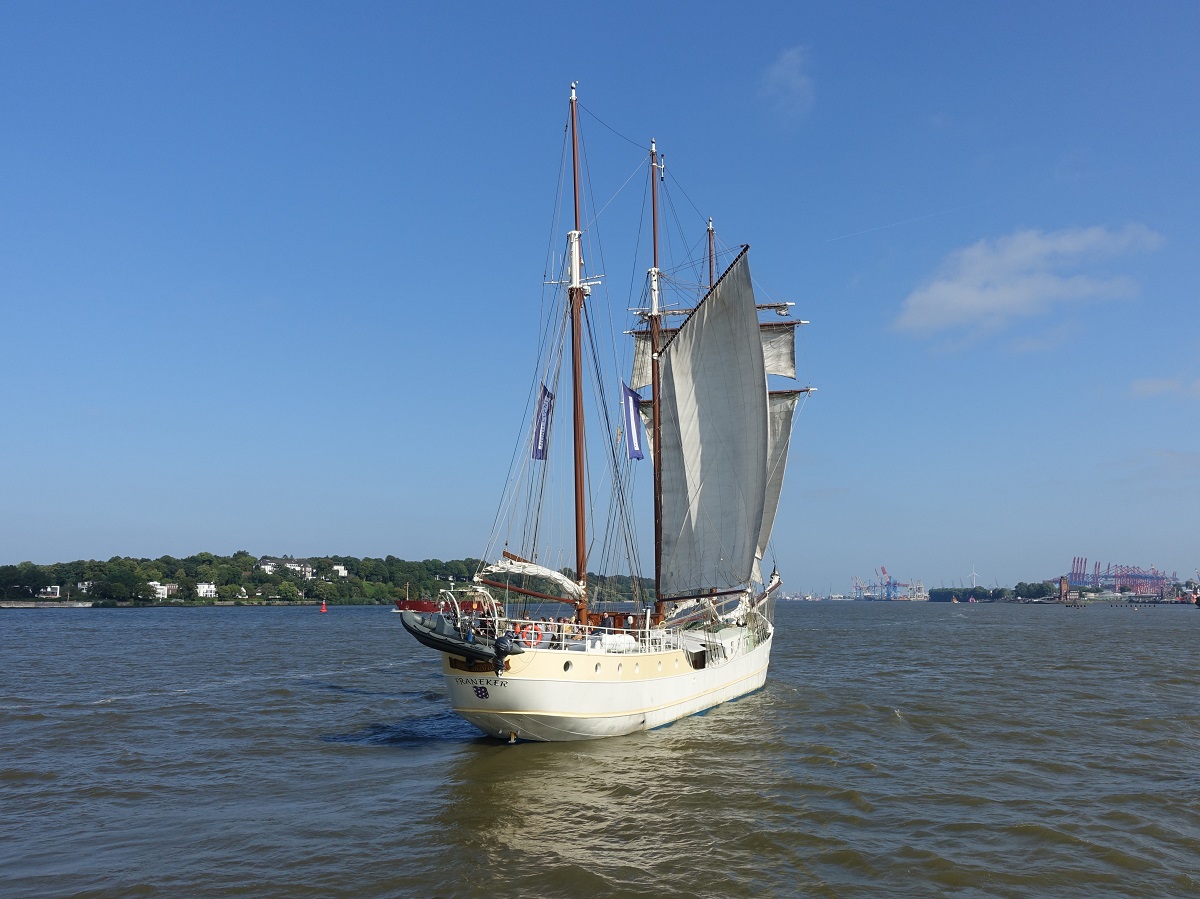 Vorbeifahrt der MARE FRISIUM (IMO 5344592) am 3.9.2021, ablaufend vor dem Wind segelnd, Hamburg einlaufend, Elbe Höhe Finkenwerder  /

Ex-Namen: Petronella, Sunbeam, Helmut
3-Mastmarstoppsegelschoner / BRZ 210 / Lüa 49,5 m, B 6,7 m, Tg 3,3 m / Segelfläche: 634 m², 9 kn / 1 Diesel, Scania, 264 kW, 359 PS, 7 kn  / 90 Tagesgäste, 36 Pass., 12 Kabinen / Eigner: Nord Event GmbH,  Flagge: Niederlande, Heimathafen: Franeker / gebaut 1916 als Logger, 
